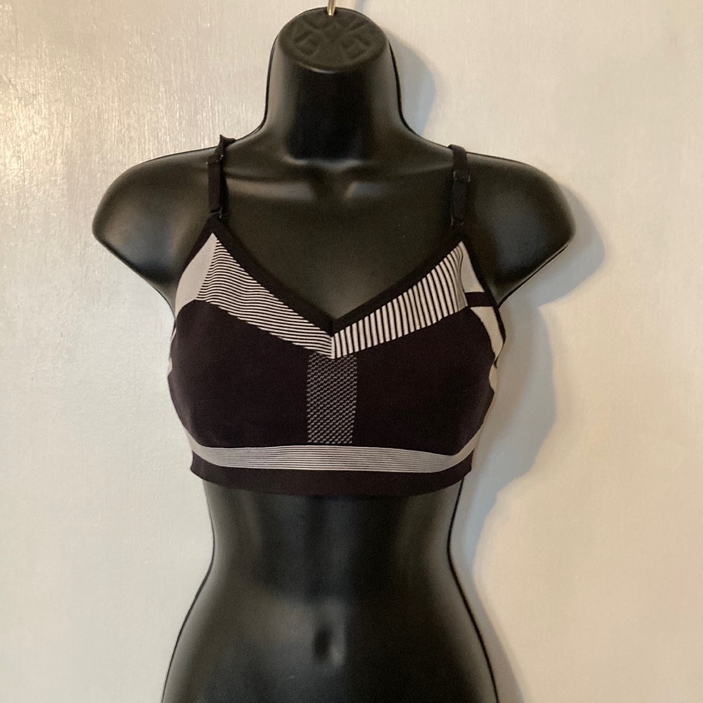 Nike Women’s Graphic Print Mixed Media Black and White Sports Bra